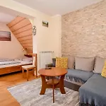 Pod Wyciagiem 3*